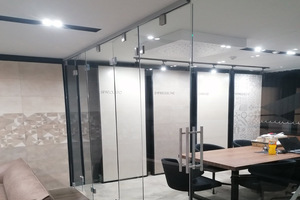 Glastrennwand rahmenlos in Showroom, ESG klar mit schwarzem Profil – Glas auf Mass Wien