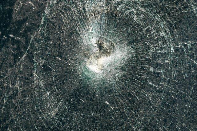 Beschädigtes Glas nach einem Glasbruch – Symbolfoto